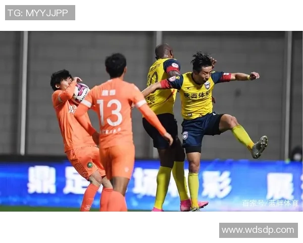 重庆足球队实力之争引发热议球迷观点各异谁能说服对方